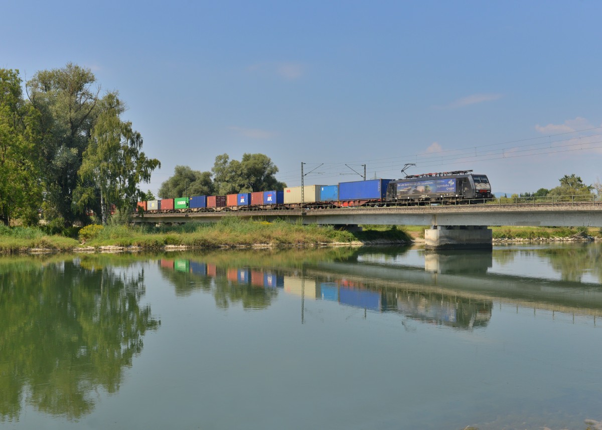 189 281 mit einem Containerzug am 12.08.2015 auf der Isarbrücke bei Plattling.
