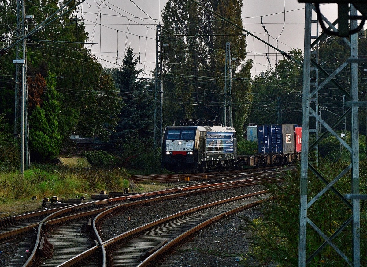 189-281 mit Werbung für Bayernhafen auf den Sieken.....kommt mit einem Kastelzug in Rheydt Hbf durch gefahren in Richtung Mönchengladbach. 30.9.2014