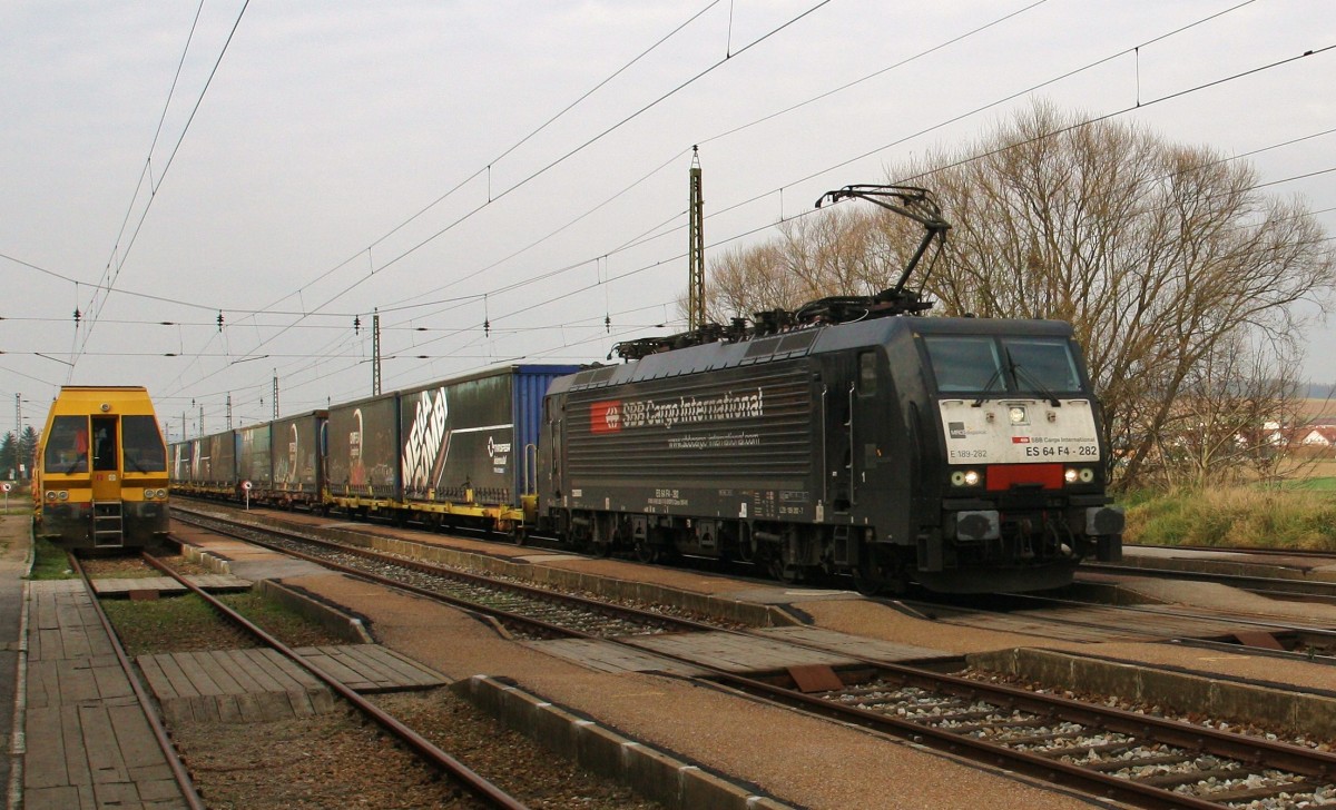 189 282-7 der SBB Cargo International ist am 27.11.2014 mit einem Containerzug durch Kirchstetten nach Wien unterwegs.