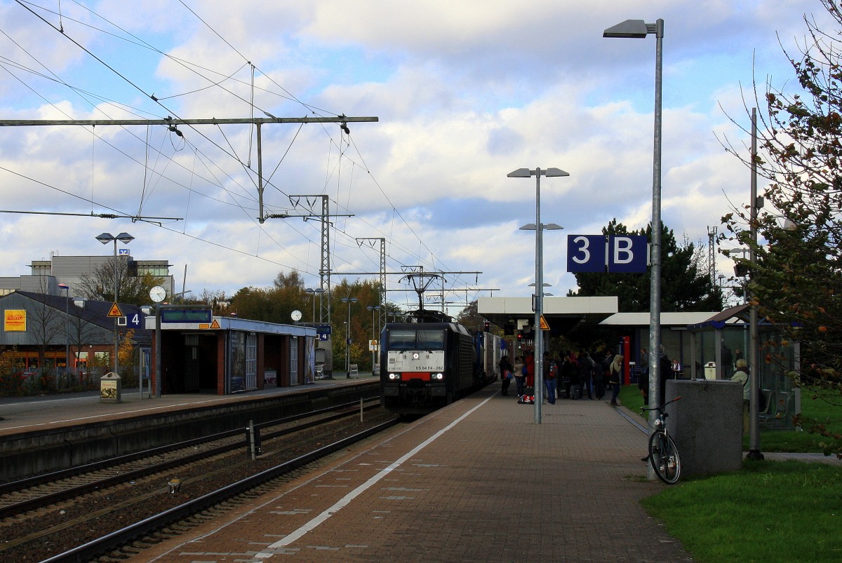 189 282 von MRCE kommt aus Richtung M�nchengladbach-Hbf mit einem langen Containerzug aus Rotterdam(NL) nach Melzo(I) und f�hrt durch den Rheydter-Hbf in Richtung Grevenbroich,K�ln. 
Bei Sonne und Wolken am 9.11.2013.