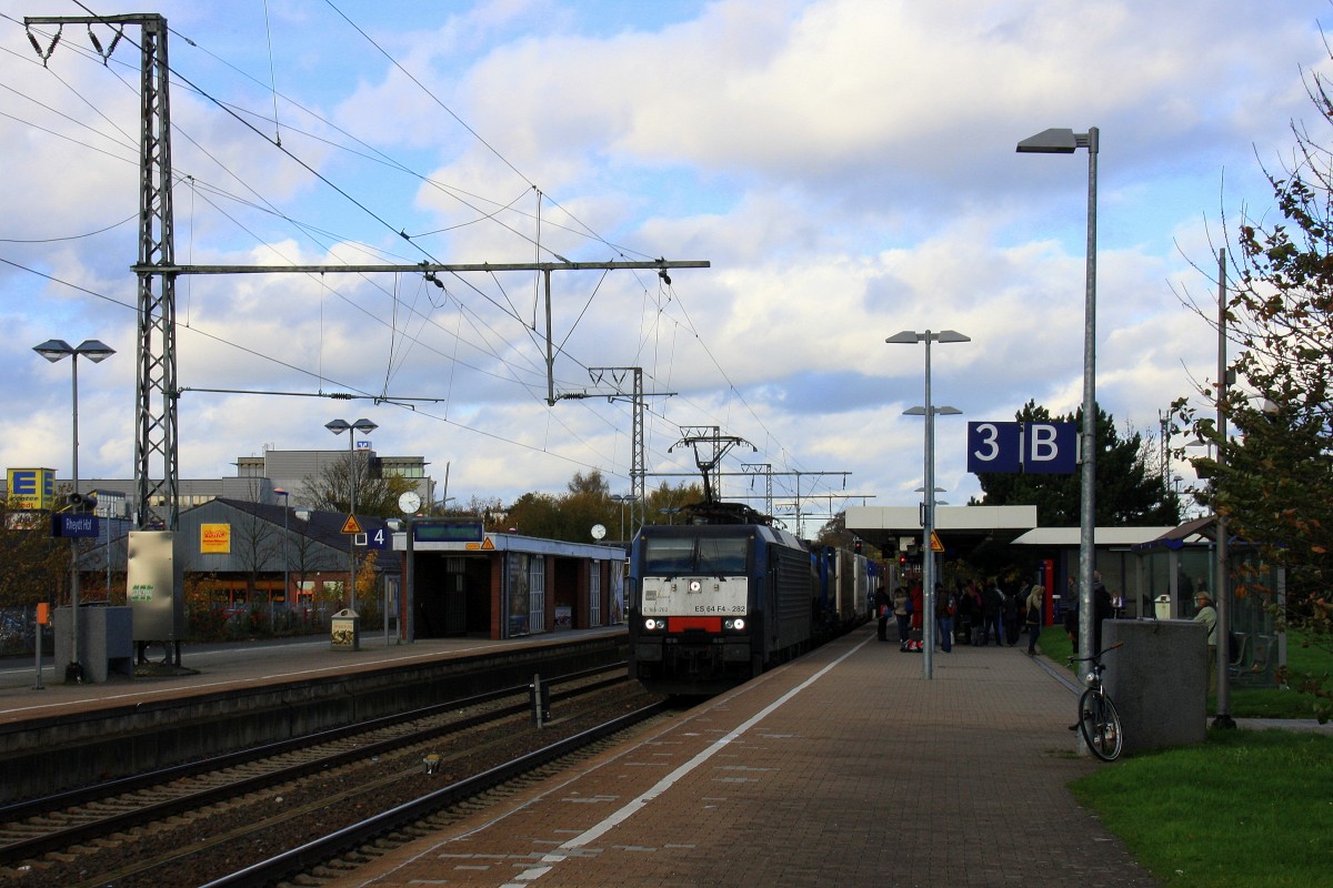 189 282 von MRCE kommt aus Richtung Mönchengladbach-Hbf mit einem langen Containerzug aus Rotterdam(NL) nach Melzo(I) und fährt durch den Rheydter-Hbf in Richtung Grevenbroich,Köln. 
Bei Sonne und Wolken am 9.11.2013.