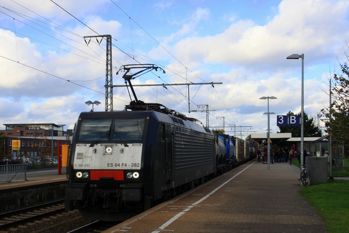 189 282 von MRCE kommt aus Richtung Mnchengladbach-Hbf mit einem langen Containerzug aus Rotterdam(NL) nach Melzo(I) und fhrt durch den Rheydter-Hbf in Richtung Grevenbroich,Kln. 
Bei Sonne und Wolken am Nachtmittag vom 9.11.2013.