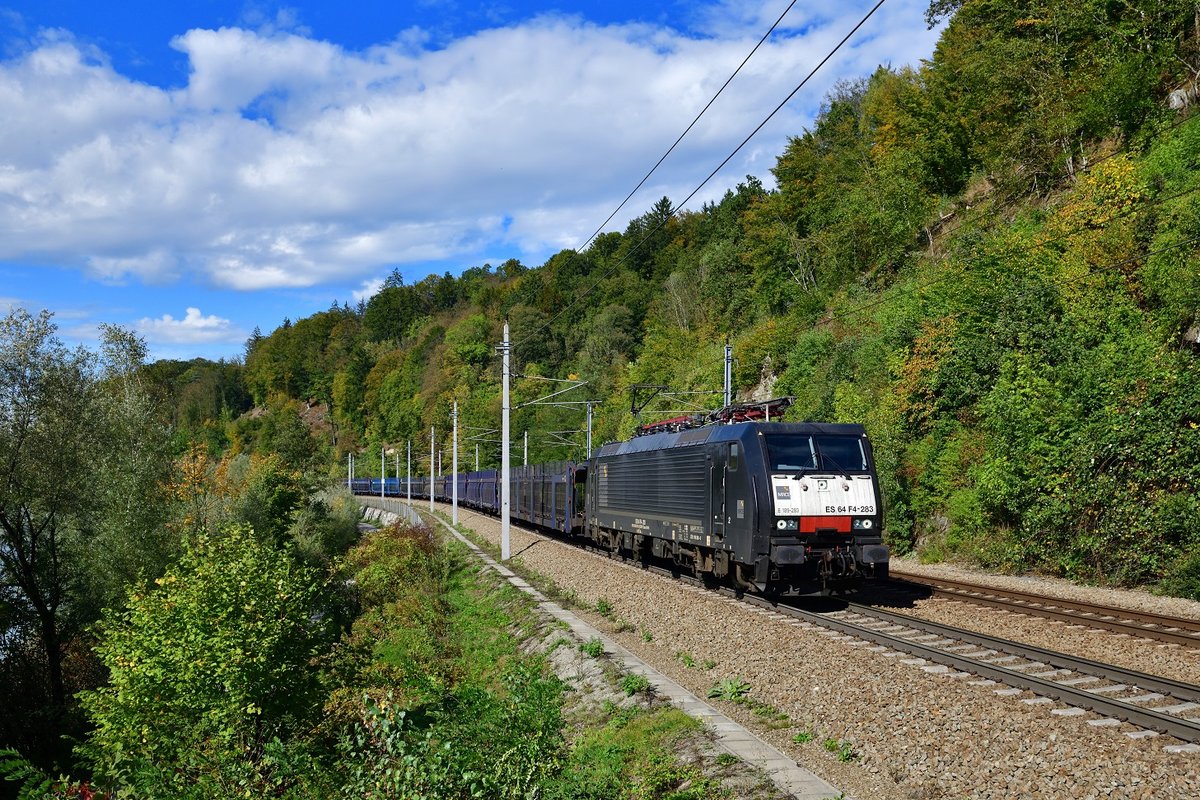 189 283 mit einem Autoleerzug am 01.10.2019 bei Ingling.