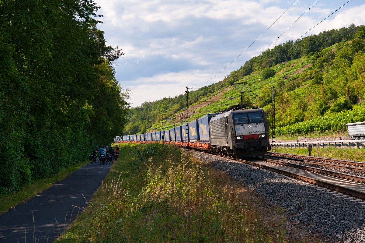 189 283 mit einem LKW-Walter KLV-Zug bei Gambach Richtung Würzburg, 01.08.2019