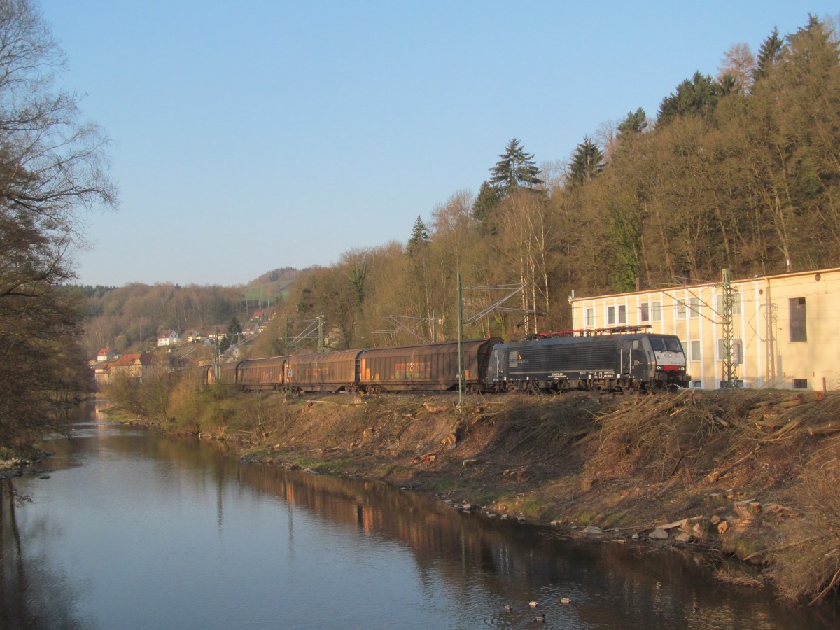 189 283 von MRCE zieht am 27. März 2014 einen H-Wagenzug durch Kronach in Richtung Saalfeld.
