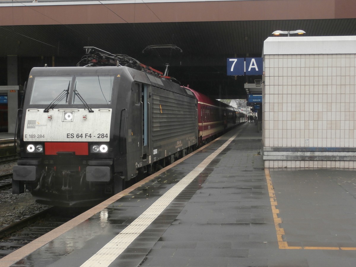 189 284 von MRCE zog am 10.05.2014 bei Regen den MT 1840 Tanzzug von Müller in den Düsseldorf HBF dort warteten schon Party freudige Passagiere auf den Zug. Um 11 Uhr fuhr er weiter in Richtung Duisburg nach Hamburg. Das Bild wirkt im kleinen durch den Regen etwas schwamig. Düsseldorf HBF 10.05.2014