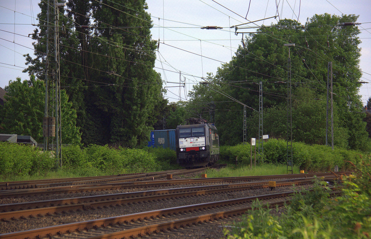 189 284 von der SBB-Cargo kommt aus Richtung Köln,Grevenbroich mit einem Containerzug aus Gallarate(I) nach Rotterdam(NL) und fährt durch Rheydt-Hbf und fährt in Richtung Mönchengladbach-Hbf. 
Aufgenommen von einem Parkplatz in Rheydt. 
Am Abend vom 11.5.2018.