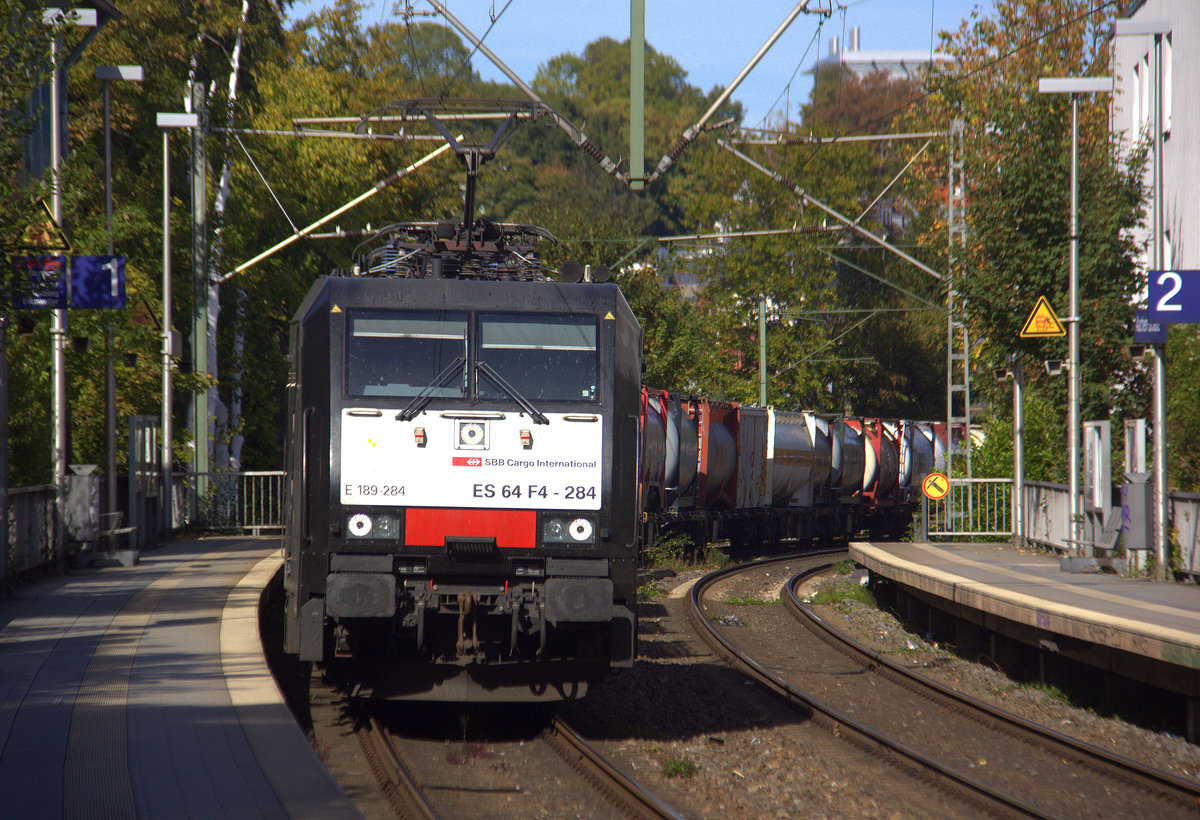 189 284 von der SBB-Cargo kommt aus Richtung Aachen-West mit einem Containerzug aus Antwerpen-Oorderen(B) nach Gallarate(I) und fährt durch Aachen-Schanz in Richtung Aachen-Hbf,Aachen-Rothe-Erde,Stolberg-Hbf(Rheinland)Eschweiler-Hbf,Langerwehe,Düren,Merzenich,Buir,Horrem,Kerpen-Köln-Ehrenfeld,Köln-West,Köln-Süd. Aufgenommen vom Bahnsteig von Aachen-Schanz.
Bei Sommerwetter am Mittag vom 29.9.2018.