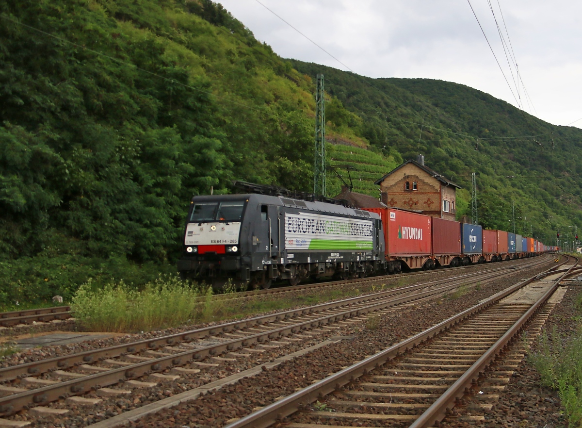 189 285 (ES 64 F4-285) mit Containerzug in Fahrtrichtung Koblenz. Aufgenommen am 14.07.2015 in Kaub am Rhein.