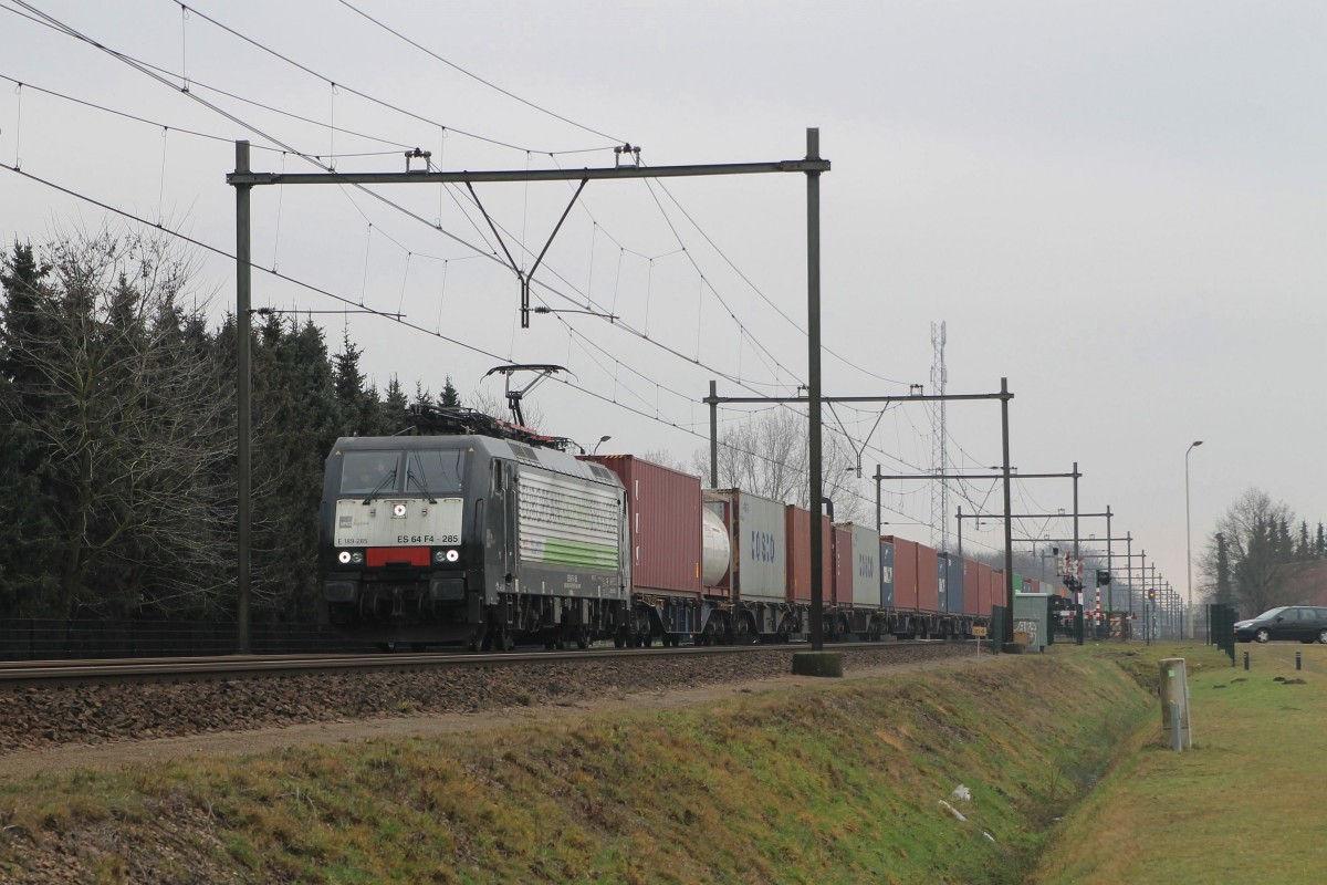 189 285 (ES 64 F4 – 285) der MRCE Dispolok mit Güterzug 51401 Blerick-Maasvlakte West der Rurtahlbahn bei Deurne am 26-2-2015.