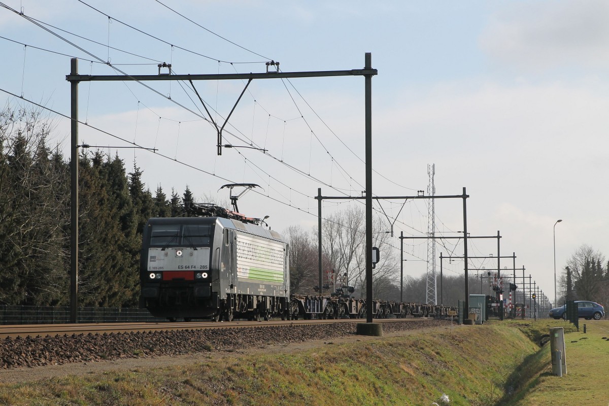 189 285 (ES 64 F4 – 285) der MRCE Dispolok mit Güterzug 51401 Blerick-Maasvlakte West der Rurtahlbahn bei Deurne am 25-2-2015.