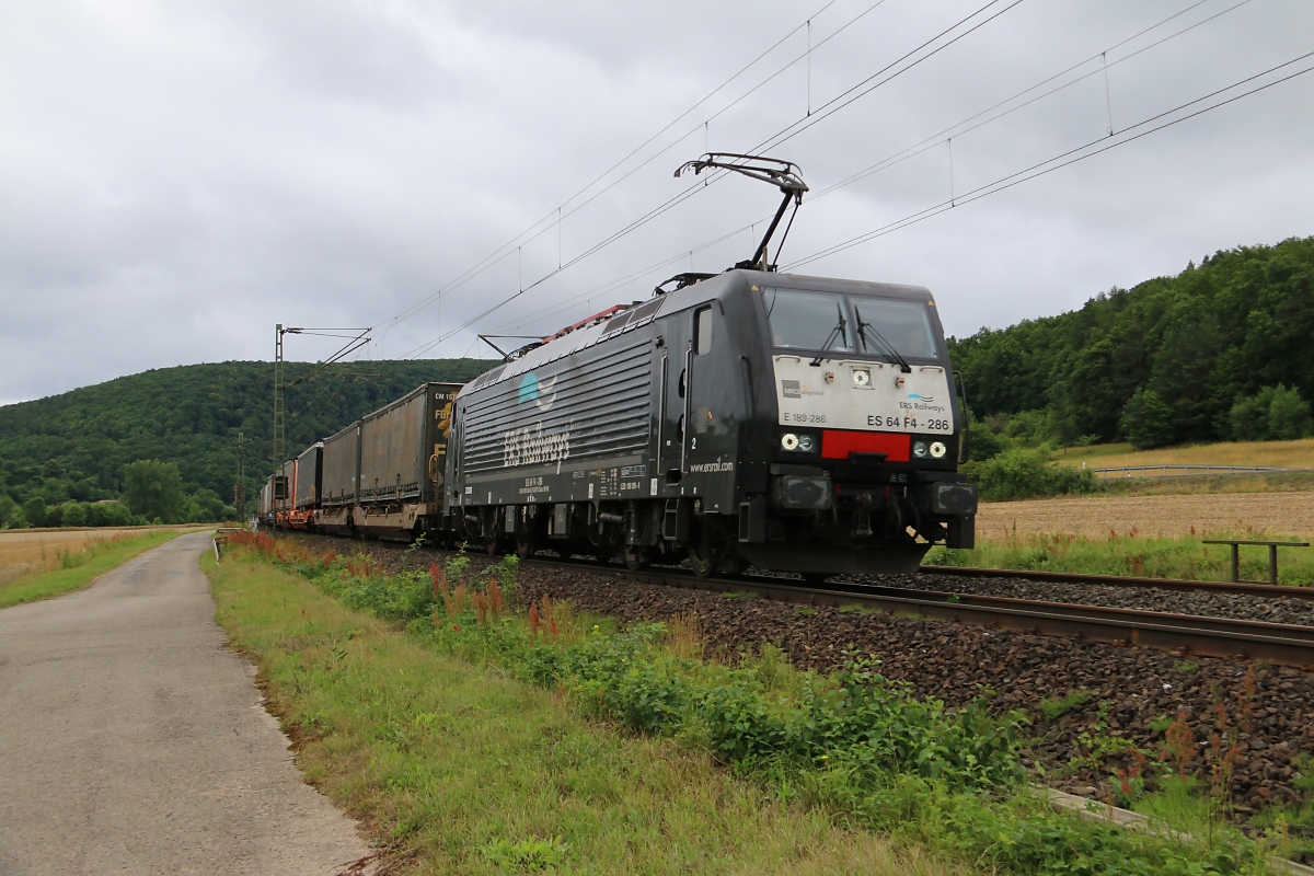 189 286 (ES 64 F4-286) für ERS Railways zieht einen KLV-Zug in Richtung Süden. Aufgenommen am 10.07.2014 bei Harrbach.