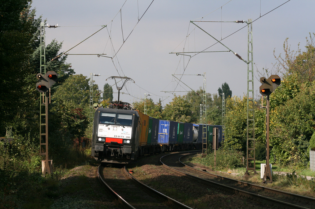 189 286 legt sich in Bonn-Limperich schön in den Gleisbogen.
Die Aufnahme entstand an einem Bahnübergang am 9. Oktober 2012.