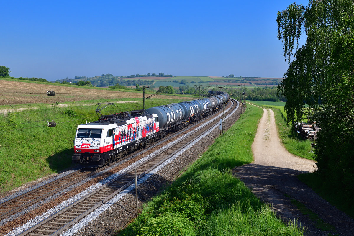 189 286 mit einem Kesselzug am 16.05.2020 bei Treuchtlingen.