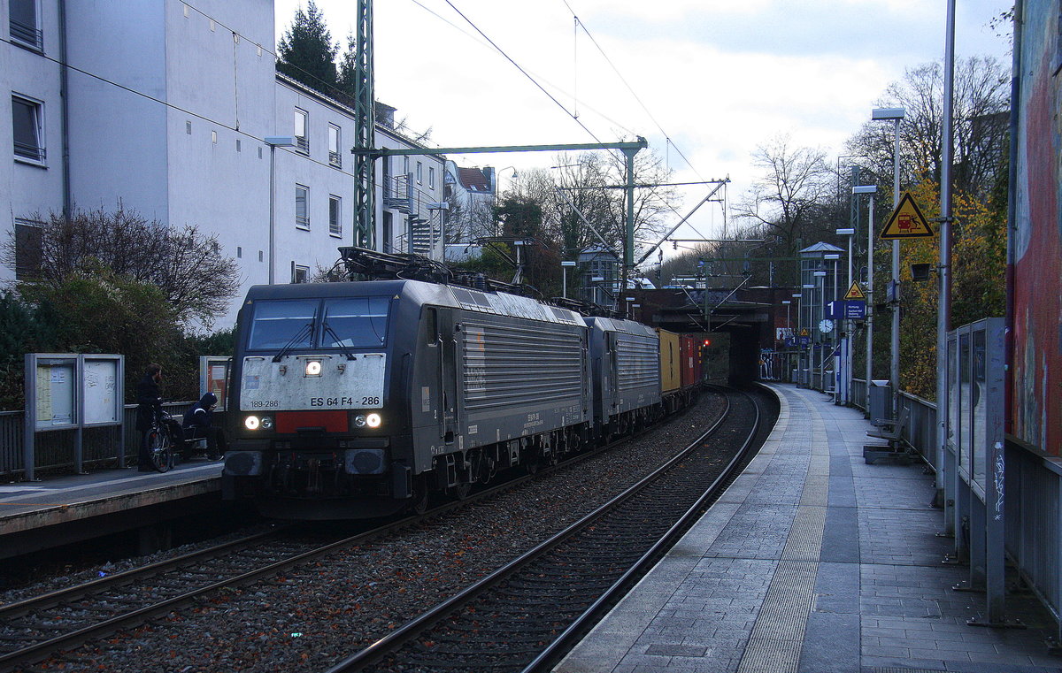 189 286 von MRCE und 189 281 Bayernhafen Gruppe kommen  als Umleiter mit einem Containerzug aus Süddeutschland nach Duisbrug-Rheinhausen-Ost und kammen aus Richtung Köln,Aachen-Hbf und fahren durch Aachen-Schanz in Richtung Aachen-West,Laurensberg,Richterich,Kohlscheid,Herzogenrath,Hofstadt,Finkenrath,Rimburg,Übach-Palenberg,Zweibrüggen,Frelenberg,Geilenkirchen,Süggerrath,Lindern,Brachelen,Hückelhoven-Baal,Baal,Erkelenz,Herrath,Beckrath,Wickrath.
Aufgenommen vom Bahnsteig von Aachen-Schanz.
Am Kalten am Nachmittag vom 8.12.2017.