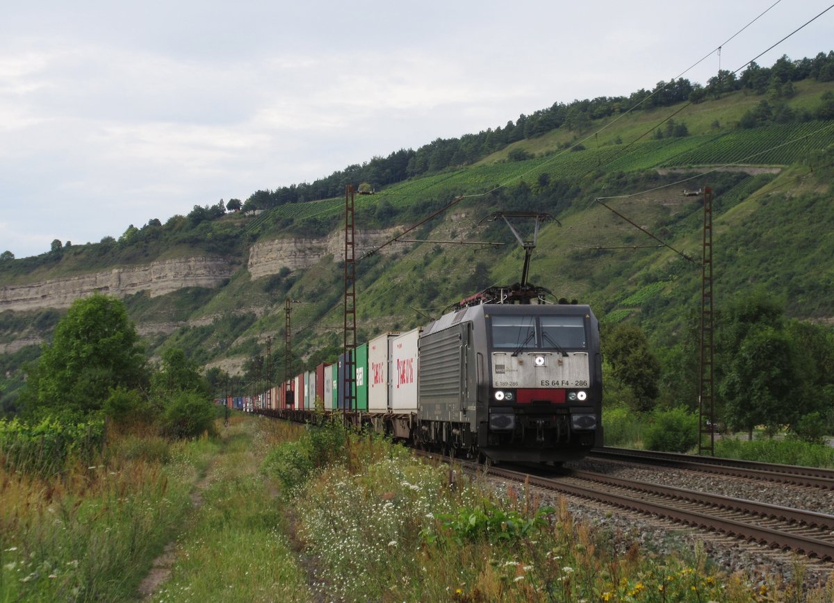 189 286 von MRCE zieht am 11.August 2016 eineN Containerzug bei Thngersheim in Richtung Wrzburg.