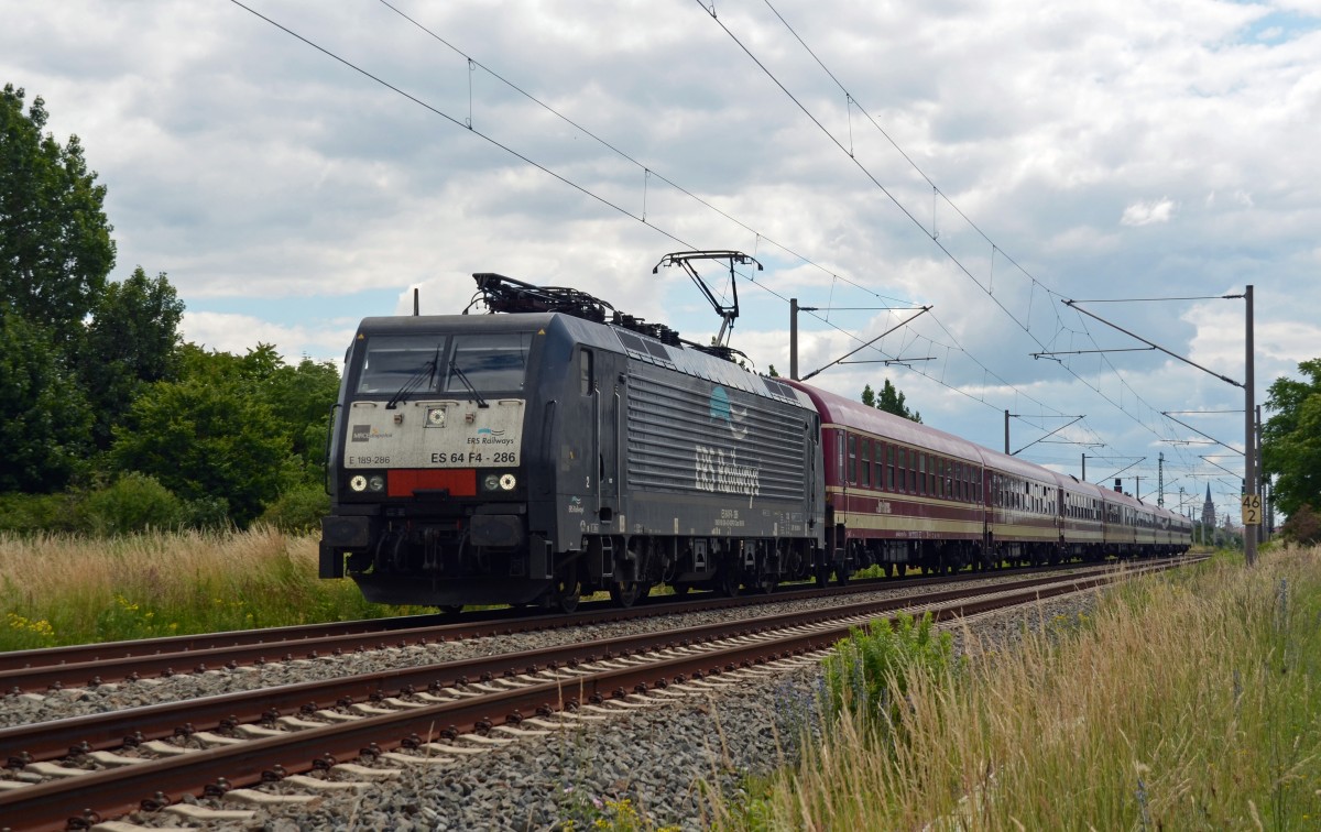 189 286 rollte am 15.06.14 mit einem Partysonderzug der Müller-Touren durch Greppin Richtung Dessau. Der Zug war am Freitag von Köln aus nach Halle(S) gerollt; am Sonntag führte die Fahrt dann wegen der Umleitung über Dessau und Magdeburg zurück nach Köln.