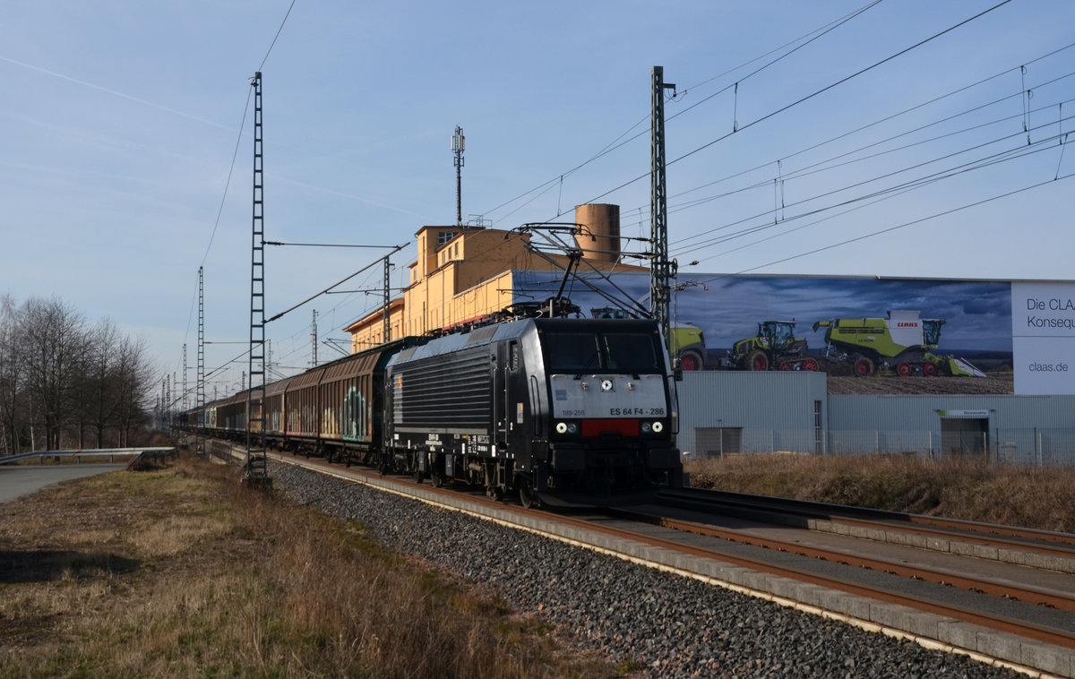 189 286 schleppte für ihren Mieter TX Logistik einen KLV-Zug durch Landsberg Richtung Bitterfeld. Auf dem Weg zum Seehafen Rostock passiert der Zug am 23.02.19 das Claas-Werk.