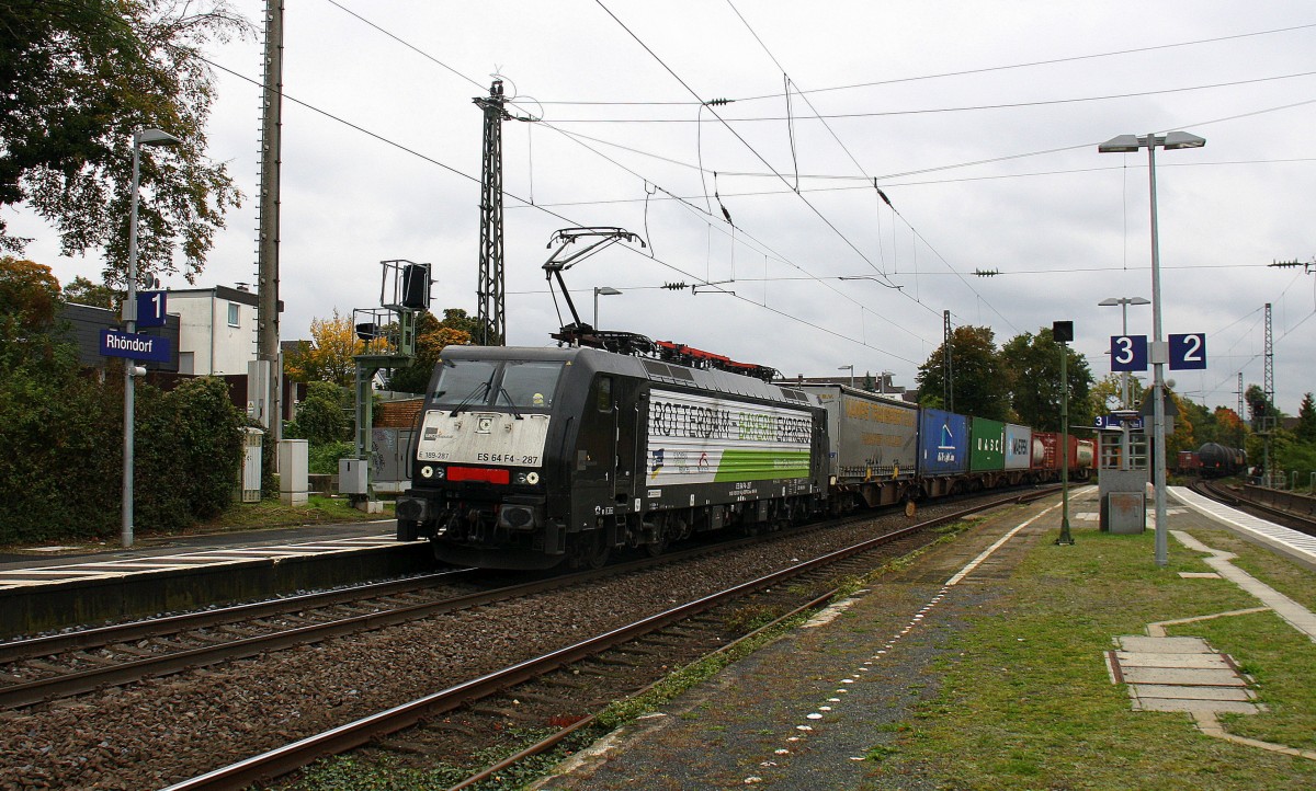 189 287-6 ist mit dem Rotterdam-Bayern-Express kommt mit einem langen Containerzug aus München(D) nach Rotterdam-Waalhaven(NL) und aus Richtung Koblenz und fährt in Richtung Köln-Gremberg.
Aufegenommen auf der Rechten Rheinstrecke (KBS 465) in (Rhöndorf am Rhein). 
Bei Wolken am 16.10.2015.