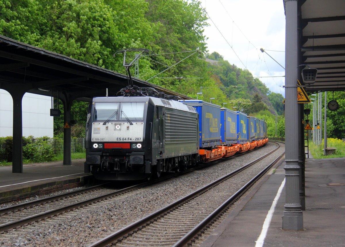 189 287-6 von MRCE kommt mit einem langen LKW-Walter-Sattelaufliegerzug aus Rotterdam(NL) nach Wien(A) und kommt aus Richtung Köln,Bonn und fährt durch Rolandseck in Richtung Koblenz. 
Aufgenommen vom Bahnsteig in Rolandseck.
Am Nachmittag vom 9.5.2019.