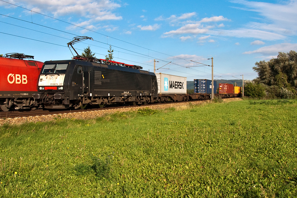 189 287 fhrt mit einem Containerzug auf der Franz Josefs Bahn in Richtung Tulln. Die Aufnahme entstand am Nachmittag des 24.09.2013 bei Muckendorf-Wipfing.