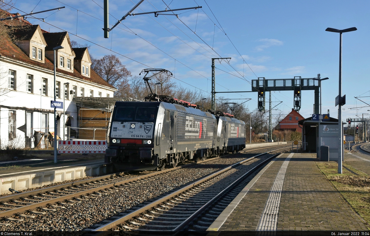 189 288-4 und 189 290-0 führten am Dreikönigstag Ausbildungsfahrten auf der Kasseler Schiene durch. Mit vier Mann im Führerstand passieren die beiden aufgebügelten Siemens ES64F4 gerade das alte Empfangsgebäude im  neuen  Bahnhof Angersdorf Richtung Teutschenthal.
Viele Grüße zurück!

🧰 Mitsui Rail Capital Europe GmbH (MRCE), vermietet an die BELog Baustoffe- Entsorgung- Logistik GmbH & Co. KG
🕓 6.1.2022 | 11:04 Uhr