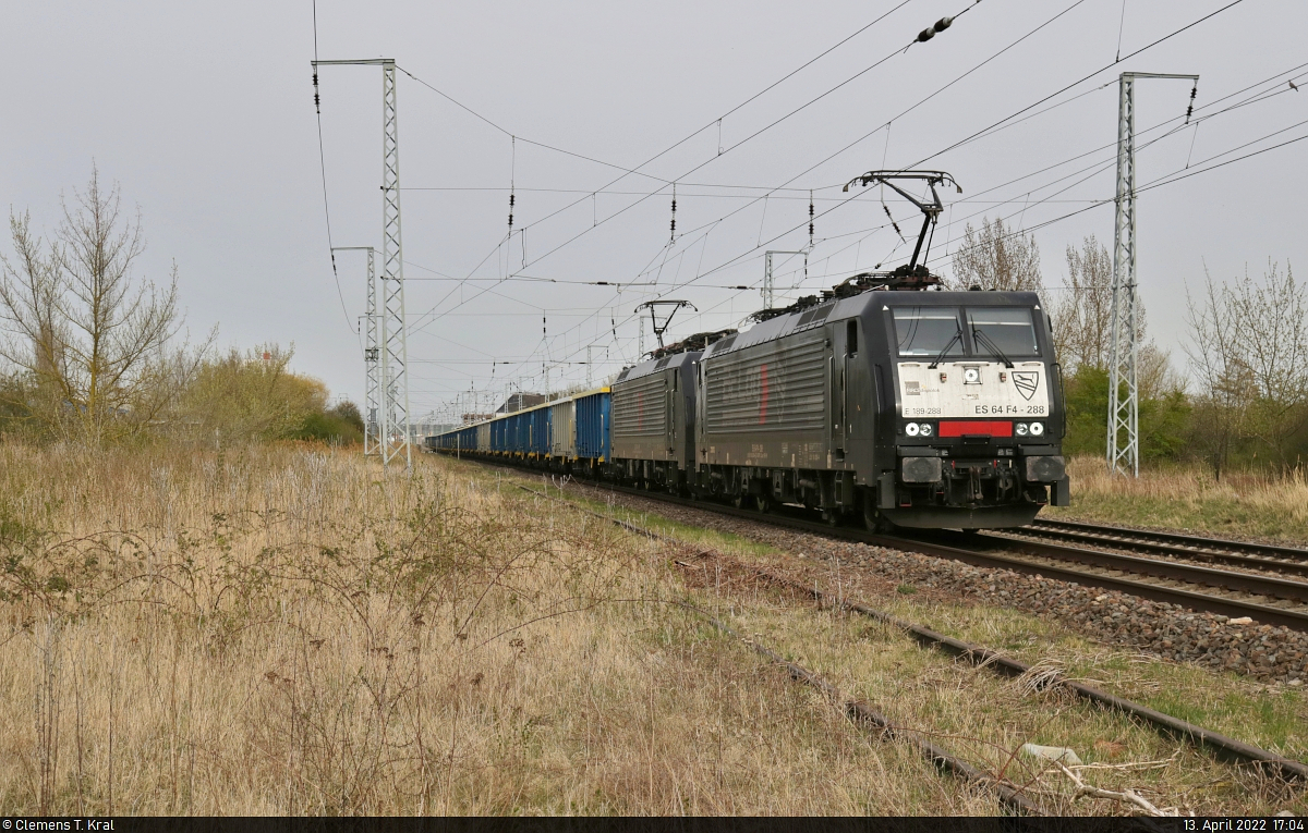 189 288-4 (Siemens ES64F4-288) und 189 290-0 (Siemens ES64F4-290) sind mal wieder im Doppelpack unterwegs und ziehen eine Schlange Hochbordwagen Richtung Sangerhausen. Nach einem Signalhalt im Bahnhof Teutschenthal fährt der Tf grüßend am Fotografen im Dömikenweg vorbei.

🧰 Mitsui Rail Capital Europe GmbH (MRCE), vermietet an die BELog Baustoffe- Entsorgung- Logistik GmbH & Co. KG
🕓 13.4.2022 | 17:04 Uhr