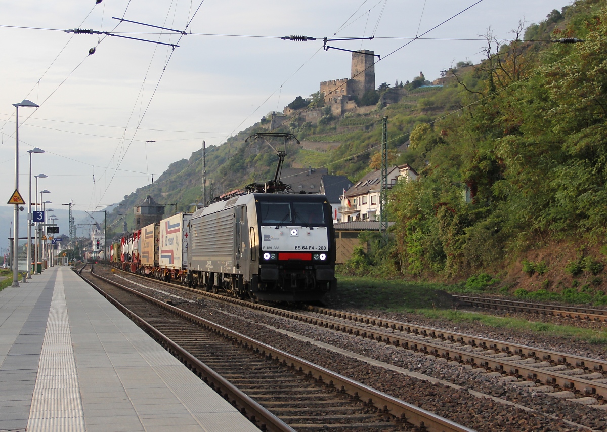 189 288 (ES 64 F4-288) mit Containerzug in Fahrtrichtung Süden. Aufgenommen in Kaub am Rhein am 04.10.2013.