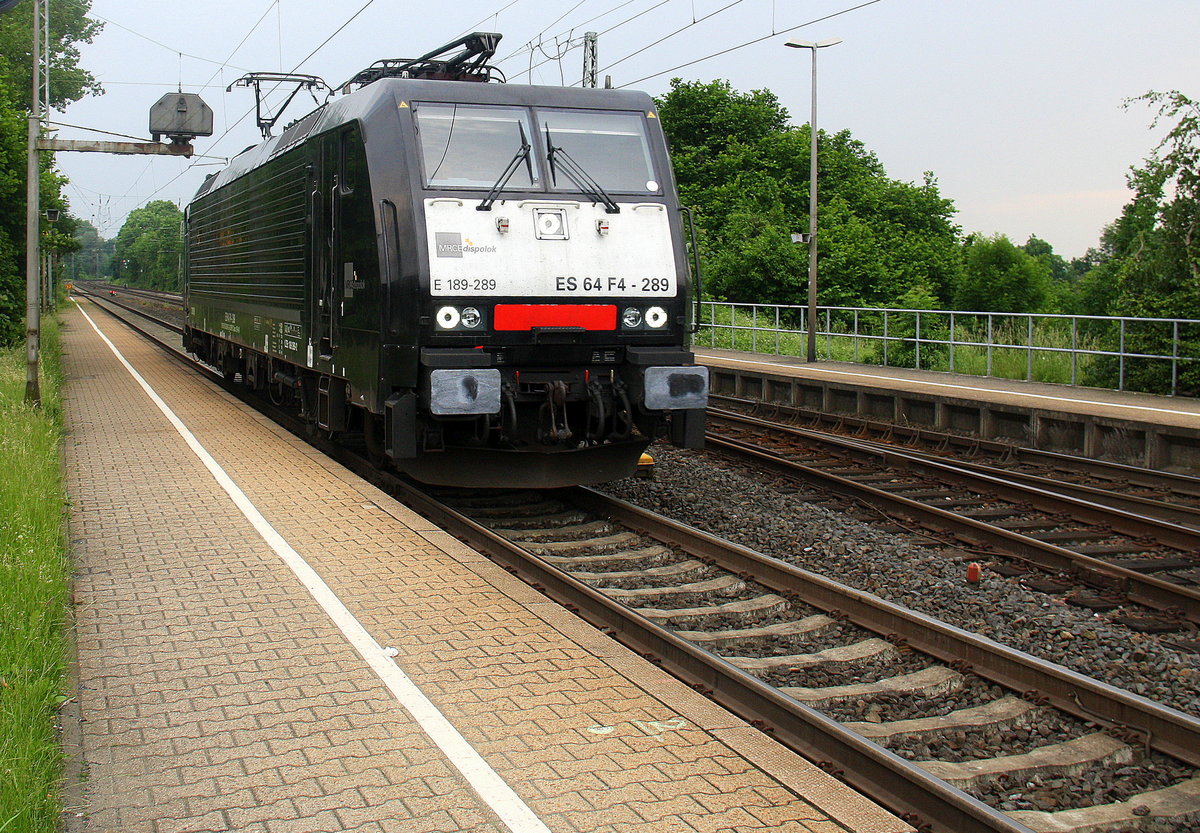 189 289 von MRCE kommt aus Richtung Aachen-West,Laurensberg,Richterich und fährt durch Kohlscheid und fährt als Lokzug aus Aachen-West nach Neuss-Hbf und fährt in Richtung Herzogenrath. Aufgenommen vom Bahnsteig 1 in Kohlscheid. 
Am Nachmittag vom 6.6.2016.