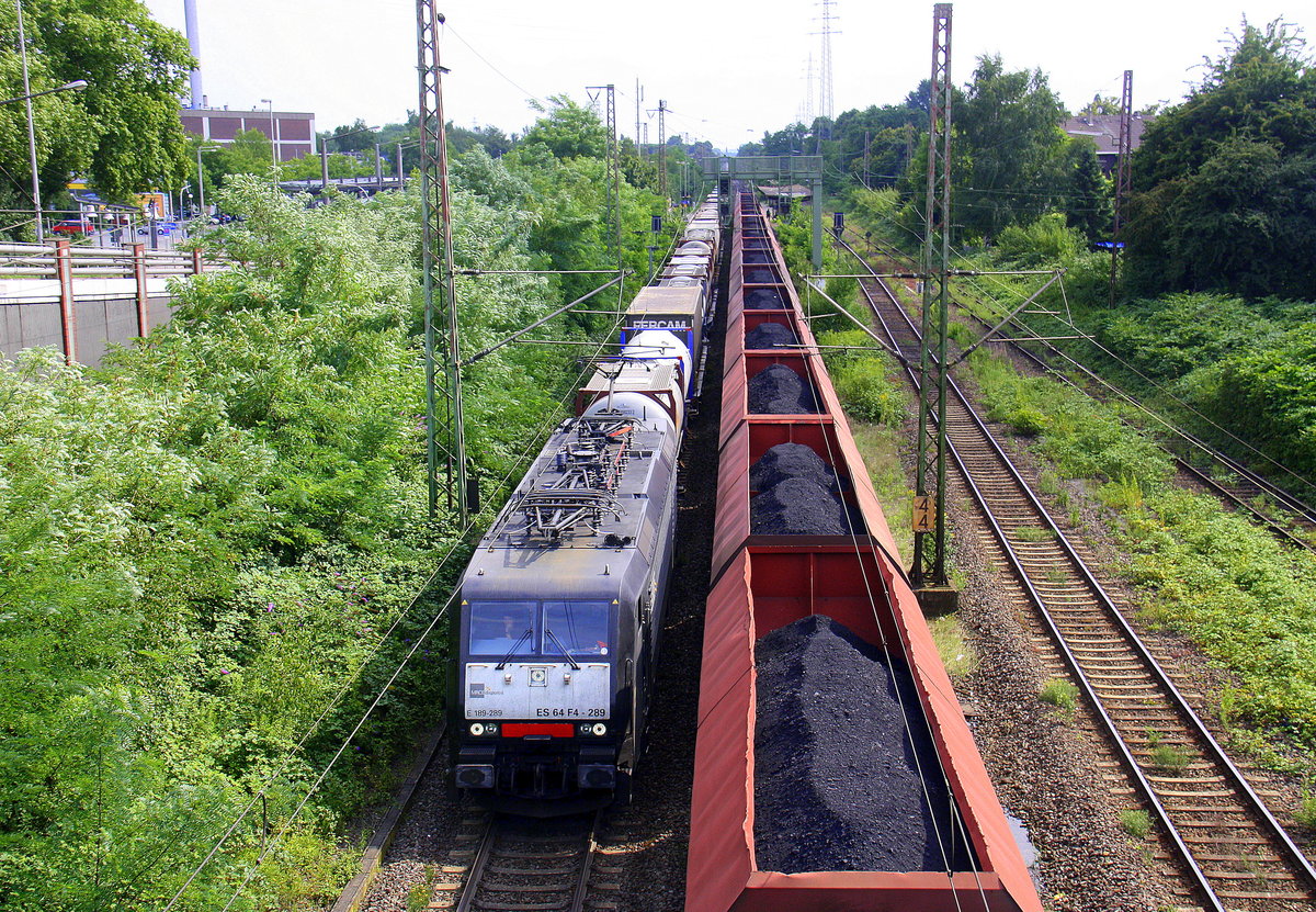 189 289 von MRCE kommt mit einem Containerzug aus Gallarate(I) nach Rotterdam(NL) und  kommt aus Richtung Duisbueg und fährt durch Oberhausen-Sterkrade in Richhtung Wesel,Emmerich. 
Aufgenommen von einer Brücke in Oberhausen-Sterkrade. 
Bei Sommerwetter am Nachmittag vom 26.7.2017.