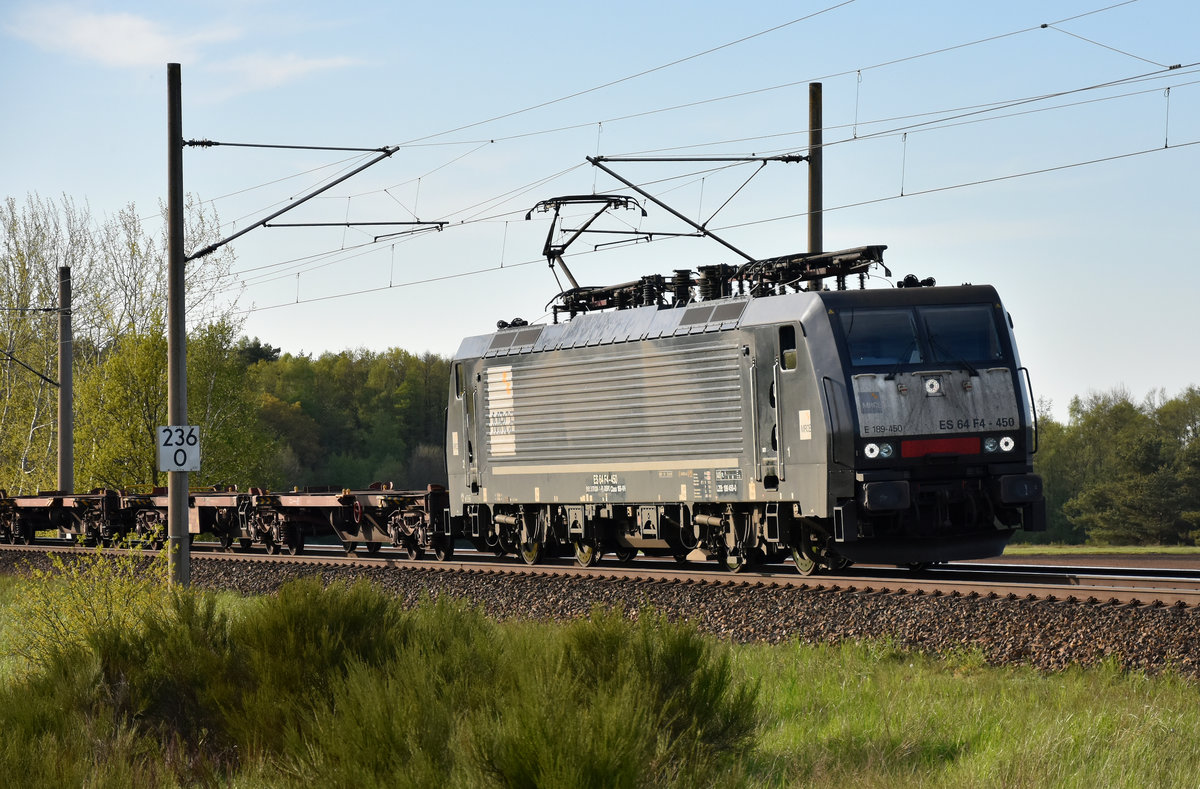 189 450-0 / ES 64 F4-450 der MRCE mit einem halbvollen Containerzug kommend aus Hamburg. 3km östlich von Büchen, 04.05.2018.