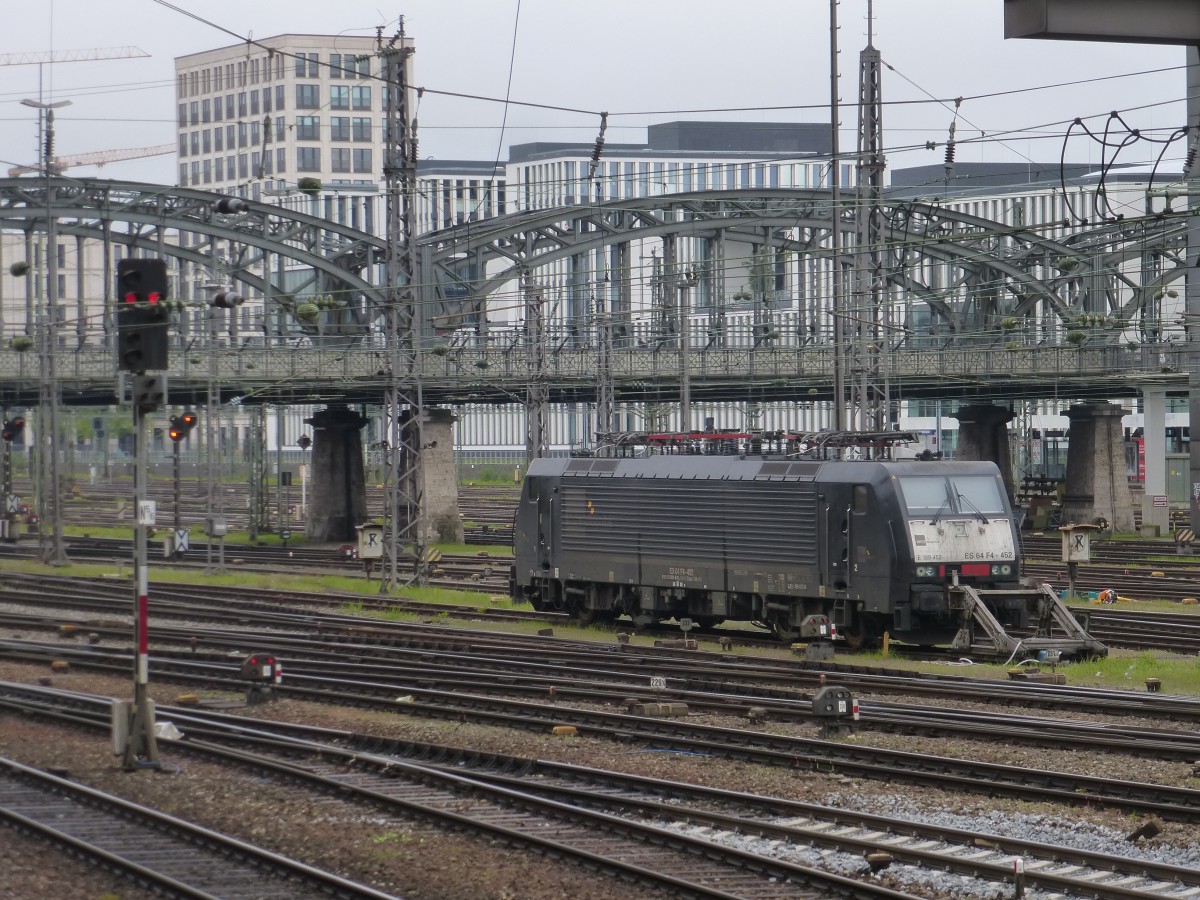 189-452 stand am 02.05.2015 im Gleisvorfeld des Münchner Hauptbahnhofs.