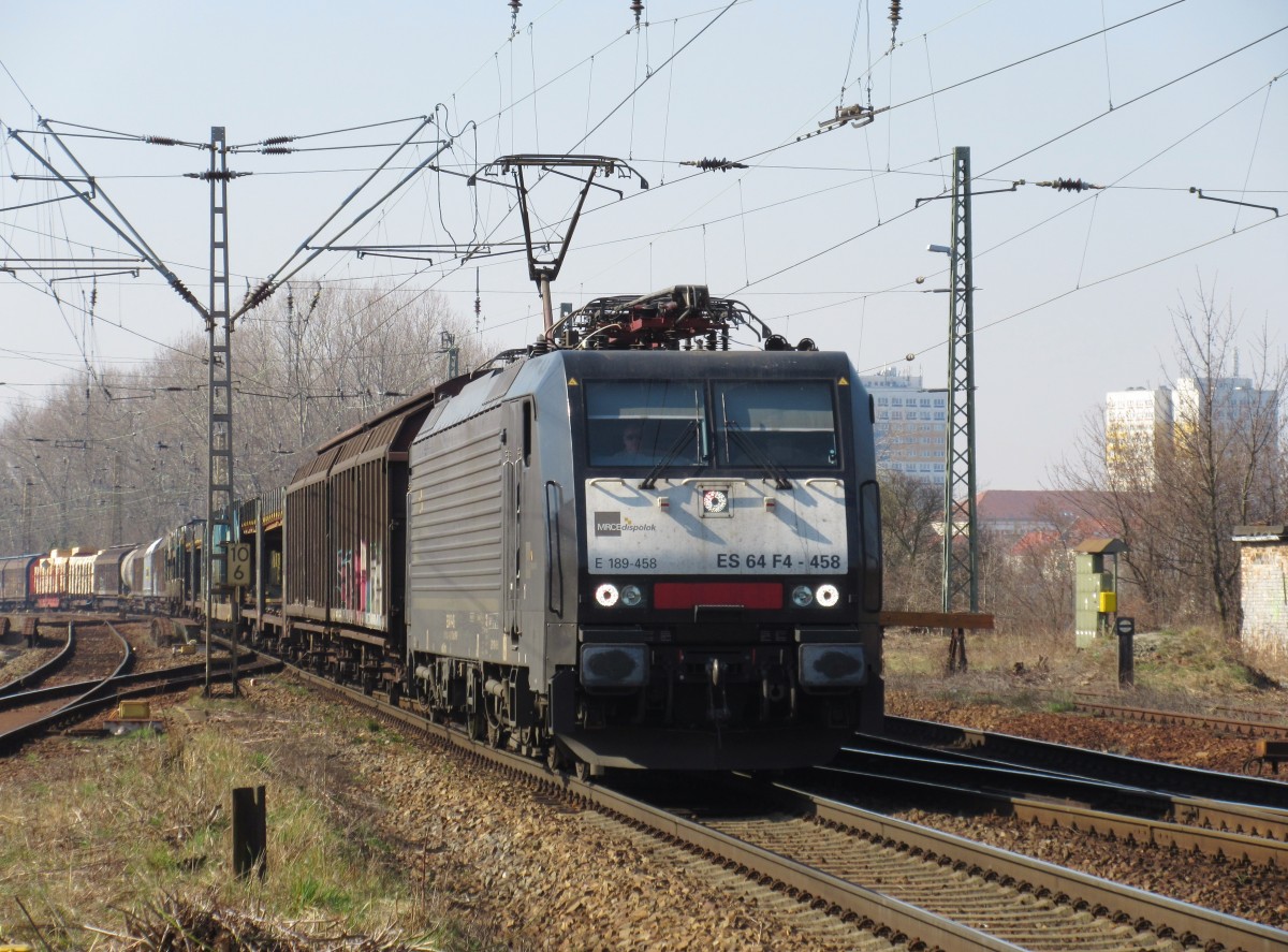 189 458 von MRCE zieht am 20.M�rz 2015 einen gemischten G�terzug durch Leipzig-Thekla in Richtung Leipzig-Sch�nefeld.
