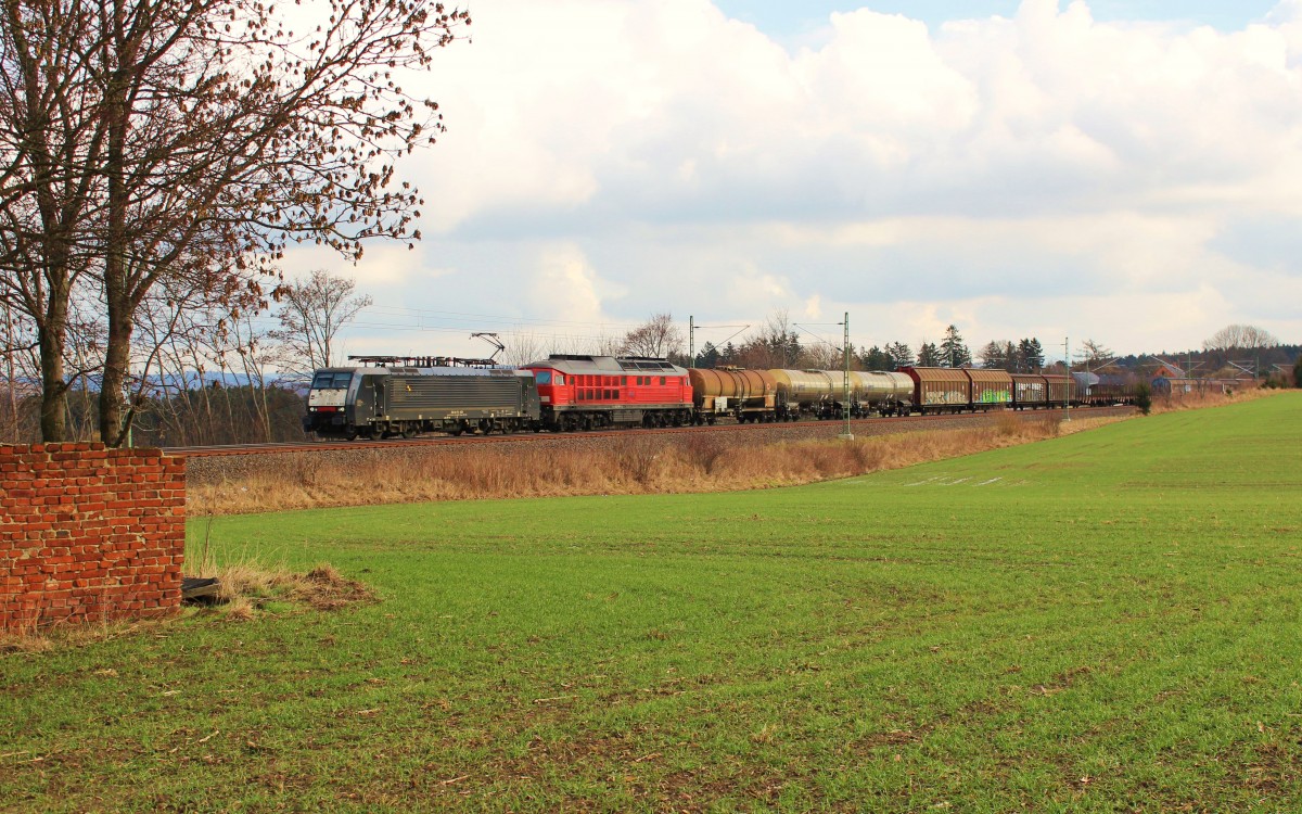 189 459 und 233 176 zu sehen am 25.02.16 mit dem 51081 an der Schöpsdrehe bei Plauen/V.