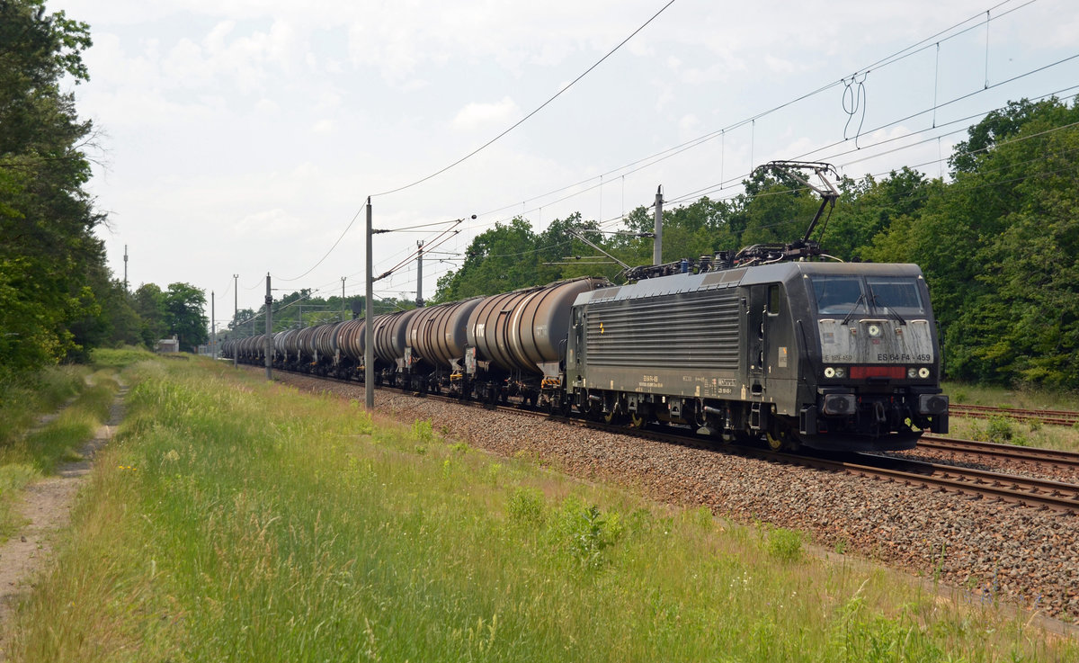 189 459 der MRCE rollte mit einem Kesselwagenzug am 13.06.20 durch Burgkemnitz Richtung Wittenberg. Eine Wäsche würde der Lok auch nicht schaden.