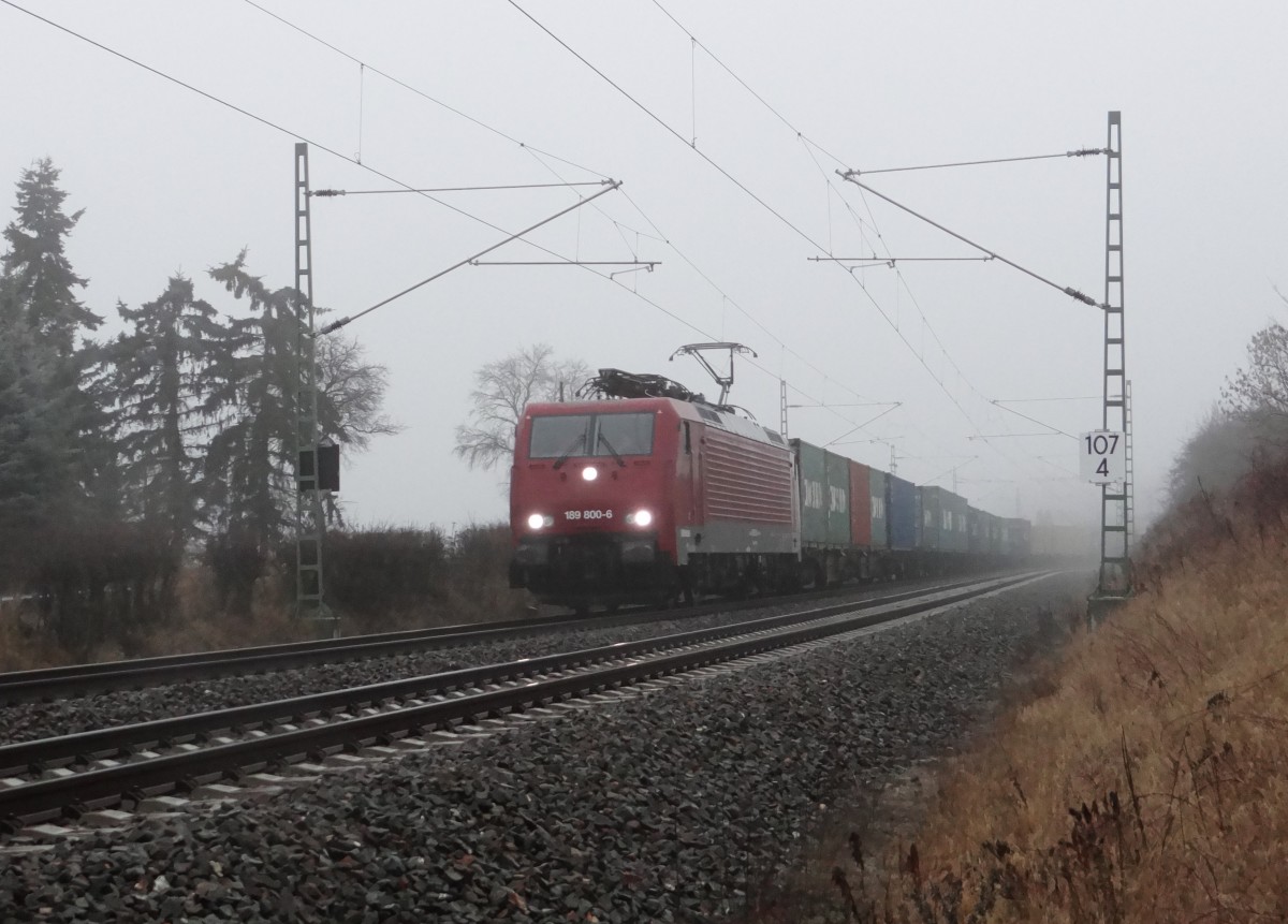 189 800 ist am 20.01.14 mit einem Containerzug an der Liebau/V. zusehen.