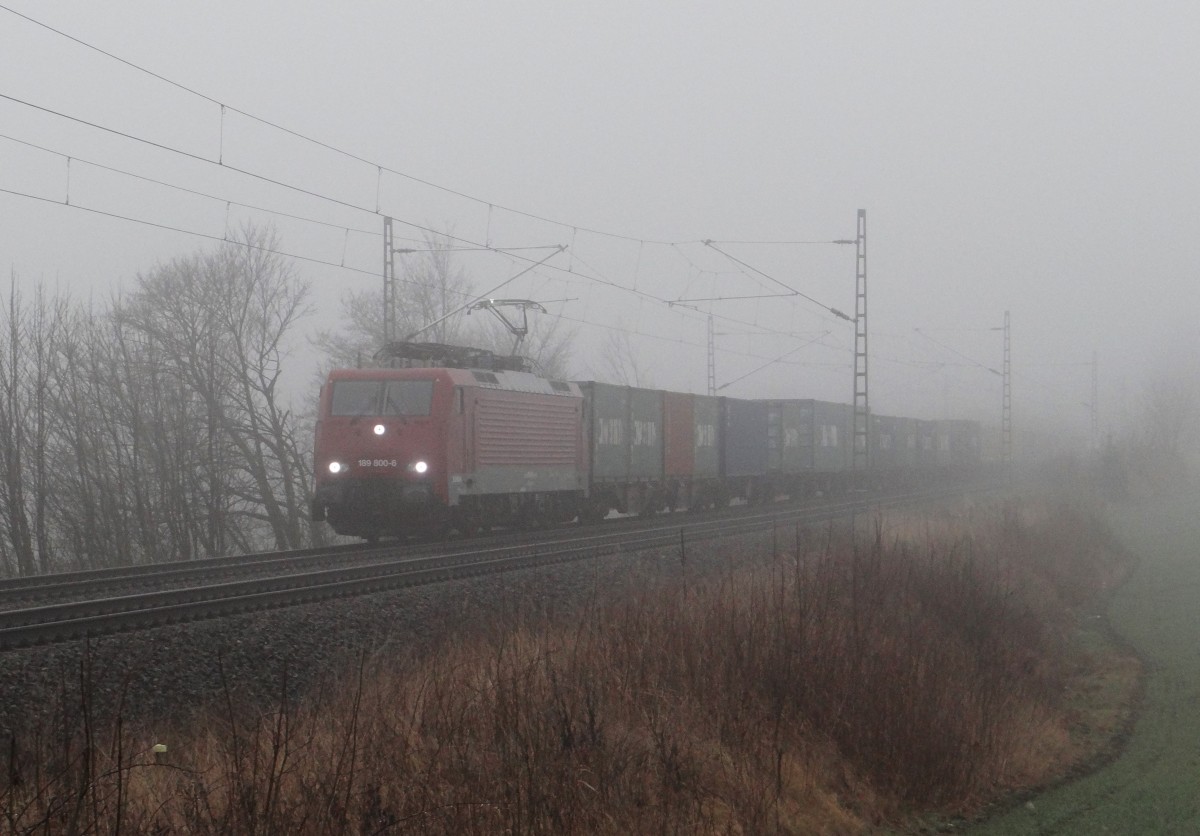189 800 ist am 20.01.14 mit einem Containerzug an der Schöpsdrehe bei Plauen/V. zusehen.