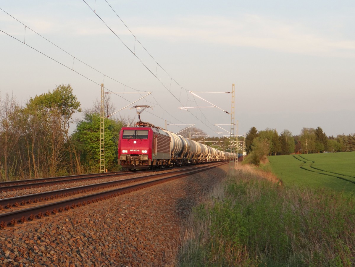 189 800 ist am 23.04.14 mit einem Kesselzug an der Schöpsdrehe bei Plauen/V. zusehen.
