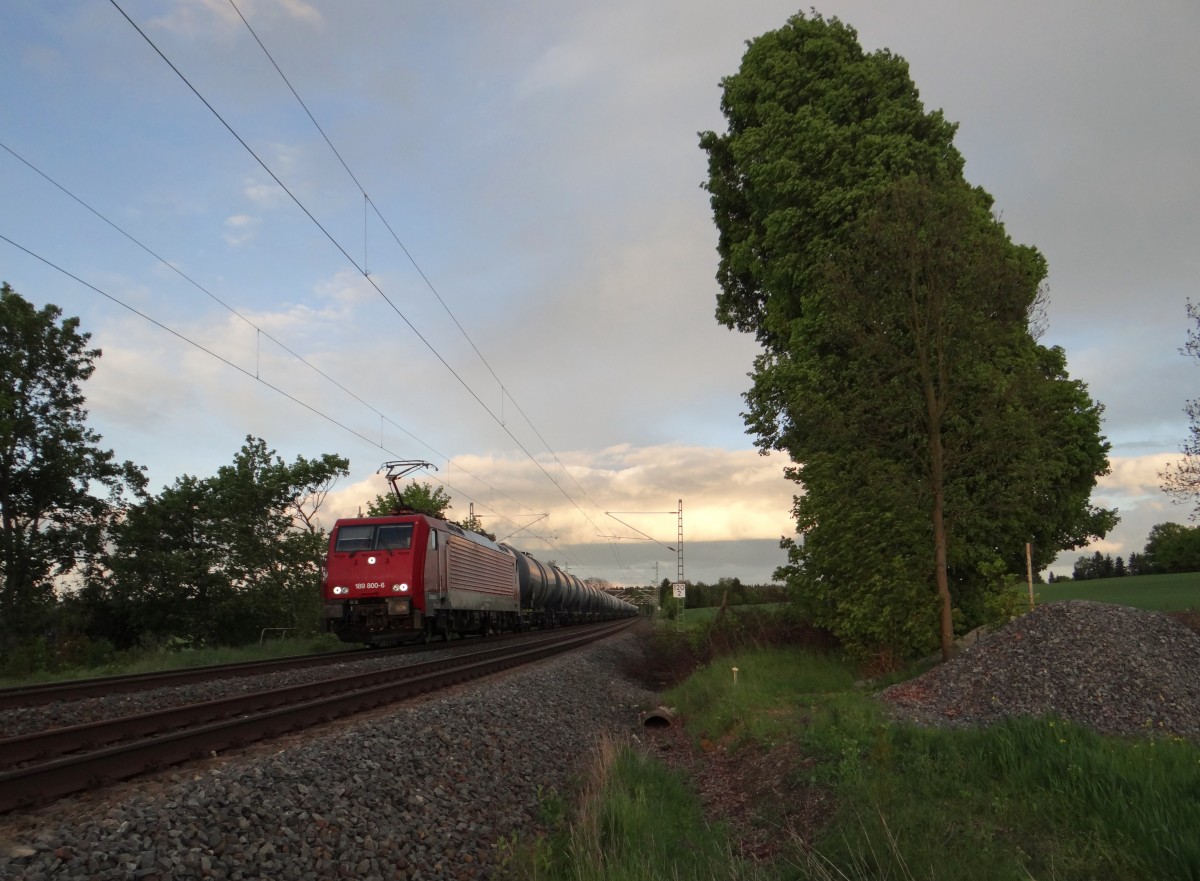 189 800 der MTEG fuhr am 11.05.14 mit einem Kesselzug durch die Schöpsdrehe bei Plauen/V. leider machte die Sonne grad Pause.