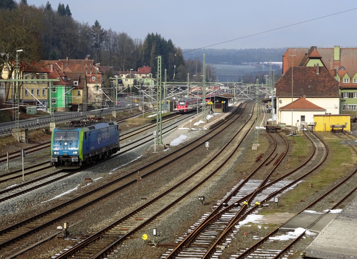 189 802-2 der PKP Cargo durchfährt am 14. Februar 2015 solo den Bahnhof Kronach in Richtung Lichtenfels.