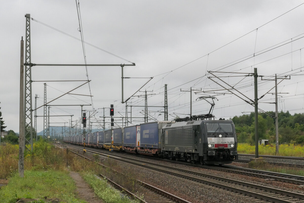 189 802 zog am 24.08.2021 einen KLV durch Neudietendorf gen Erfurt.