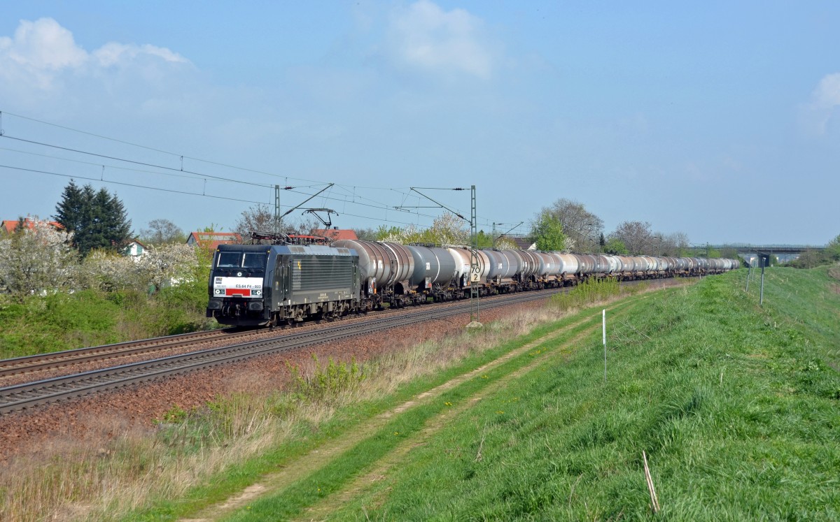 189 803 passiert mit einem Kesselwagenzug aus Richtung Dresden kommend am 12.04.14 Zeithain.