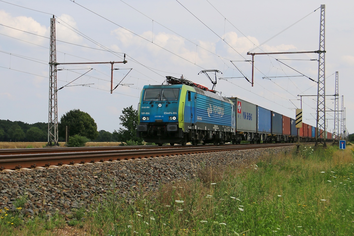 189 804 (ES 64 F44-804/EU4-804) mit Containerzug in Fahrtrichtung Wunstorf. Aufgenommen am 24.07.2015 in Dedensen-Gümmer. 