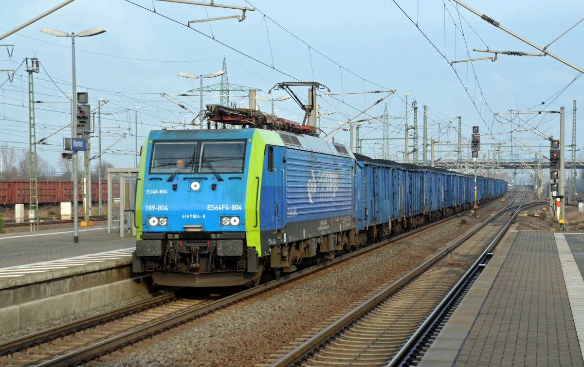 189 804 der PKP Cargo bespannte am 2. Weihnachtsfeiertag 2013 einen Kohlezug von Frankfurt(O) nach Ulm. Hier durchfährt der Kohlezug Bitterfeld Richtung Halle(S).