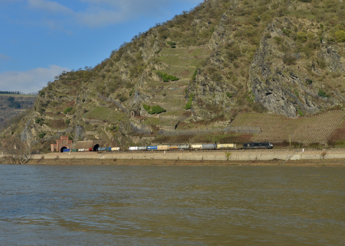 189 806 mit einem KLV am 16.02.2016 bei St. Goarshausen. 