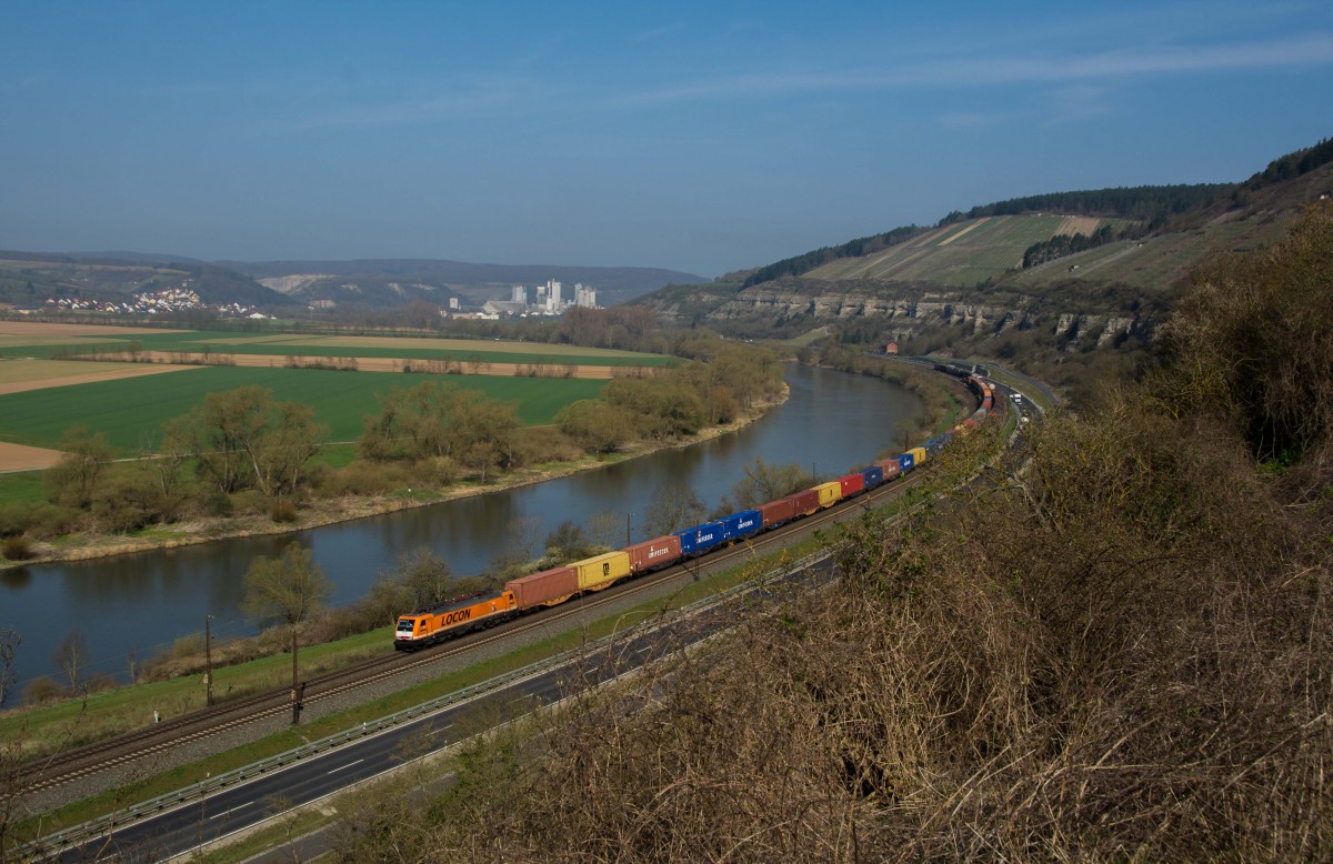 189 820 Locon mit Container Richtung Würzburg im Maintal bei Himmelstadt am 10.4.2015
