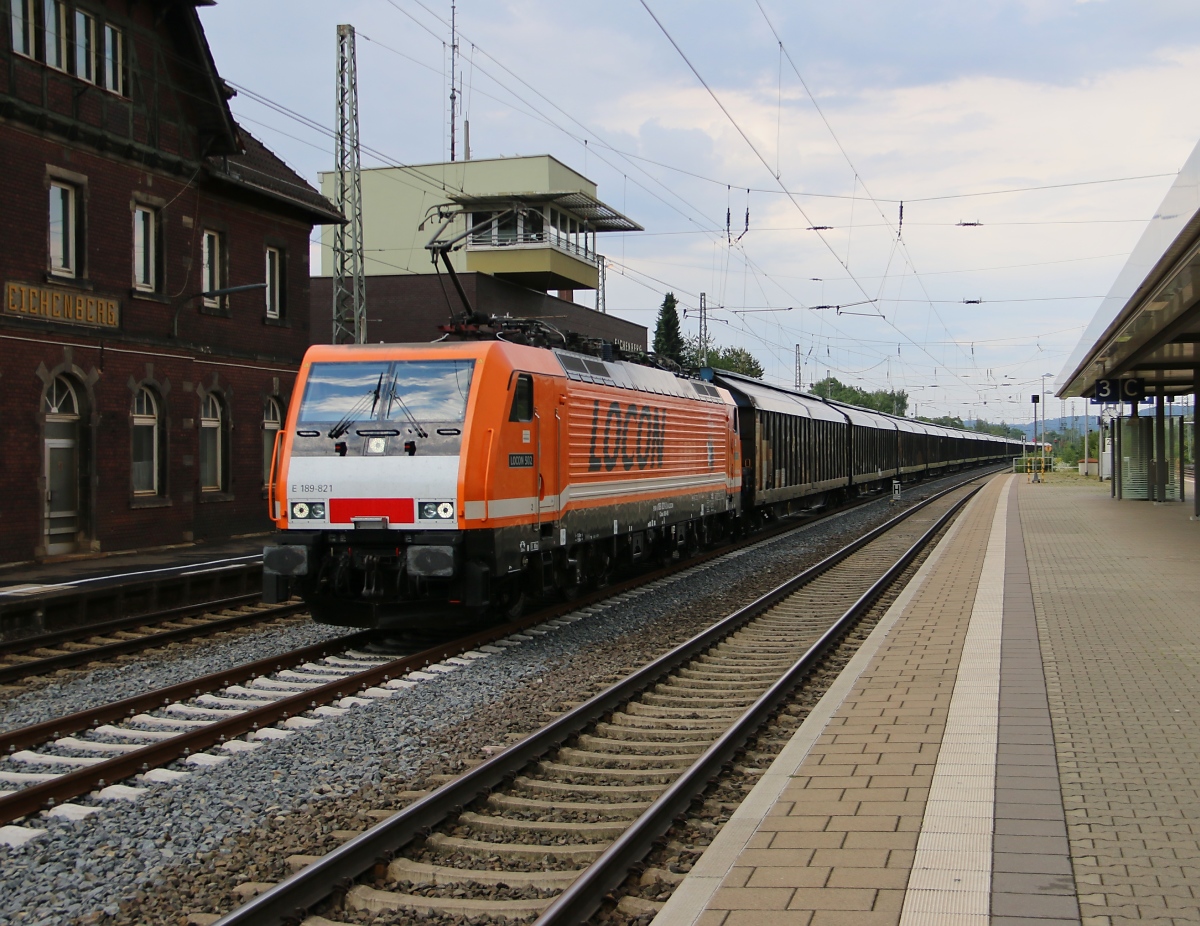 189 821 (Locon 502) mit lagem H-Wagen-Ganzzug in Fahrtrichtung Süden. Aufgenommen am 24.07.2014 in Eichenberg.