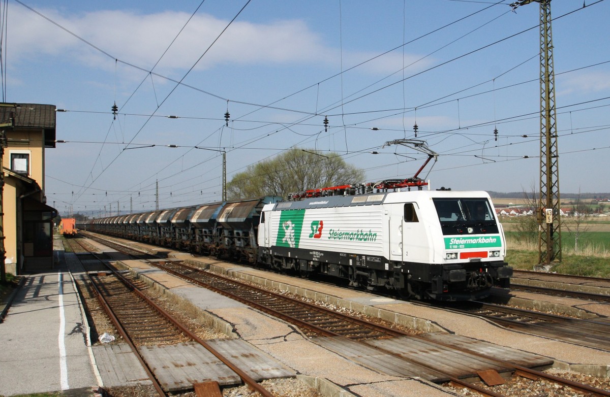 189 822-0 der Steiermarkbahn ist am 27.3.2014 mit einem Schotterzug Richtung Wien unterwegs. Hier bei schönem Frühlingswetter in Kirchstetten. Grüße an den TF!