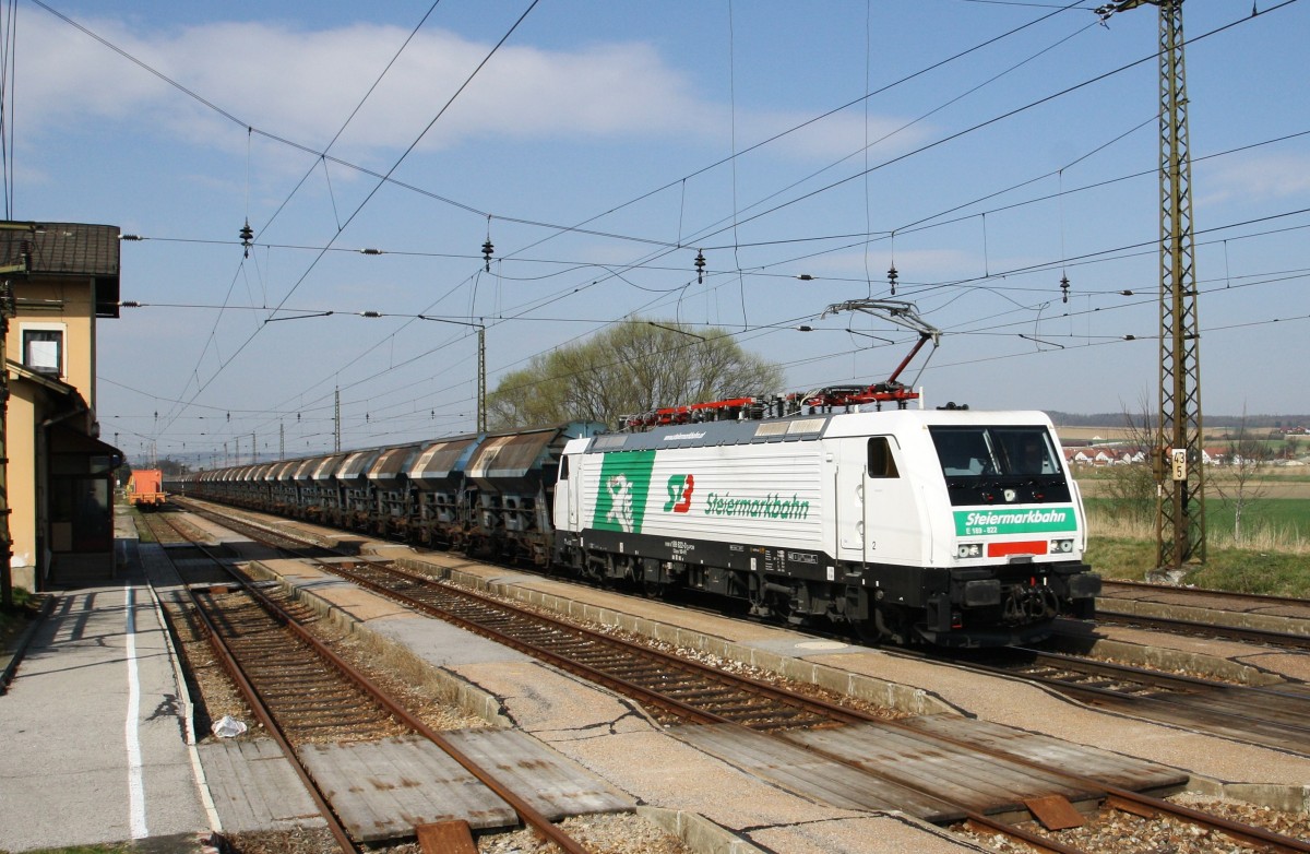 189 822-0 der Steiermarkbahn ist am 27.3.2014 mit einem Schotterzug Richtung Wien unterwegs. Hier bei schönem Frühlingswetter in Kirchstetten. Grüße an den TF!