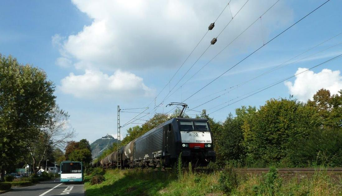 189 840 von MRCE kommt aus Richtung Köln mit einem langen Kesselzug aus Köln nach Süden und fährt durch Bad-Honnef in Richtung Süden  bei schönem Sonnenschein am Nachmittag vom 2.10.2014. 